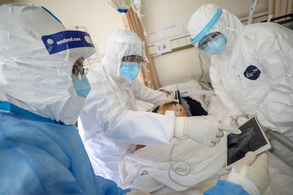 中國湖北省武漢市紅十字會醫院的醫護人員正在為患者進行診斷治療。（湯森路透）