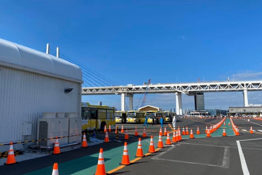 停靠在日本橫濱港的鑽石公主號19日解除隔離，20日下午預計有6至8名台灣旅客將下船。（取自謝長廷臉書）