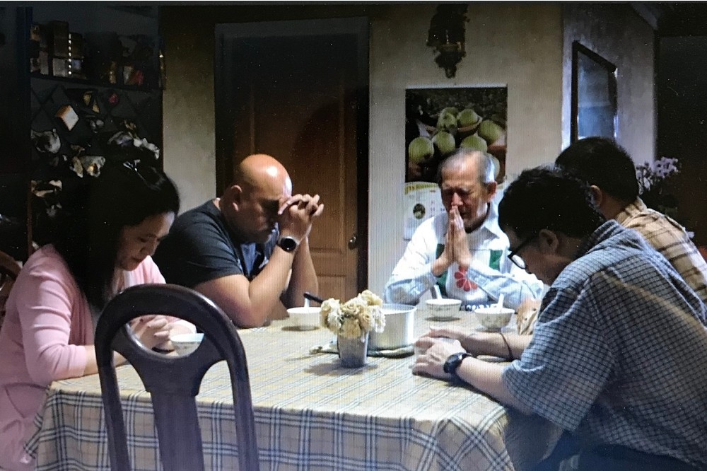 李家人每年三月十日傍晚都會聚在一起作家庭禮拜，並且吃魷魚麋。（李慧生提供）