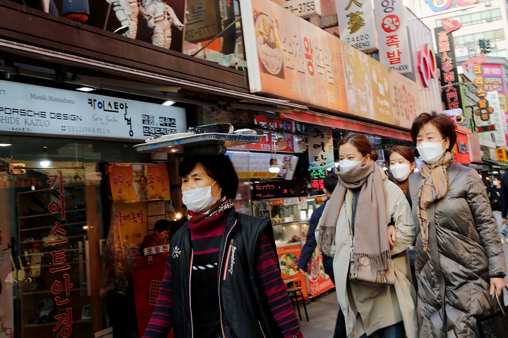 首爾一處傳統市場的行人皆戴口罩。（湯森路透）