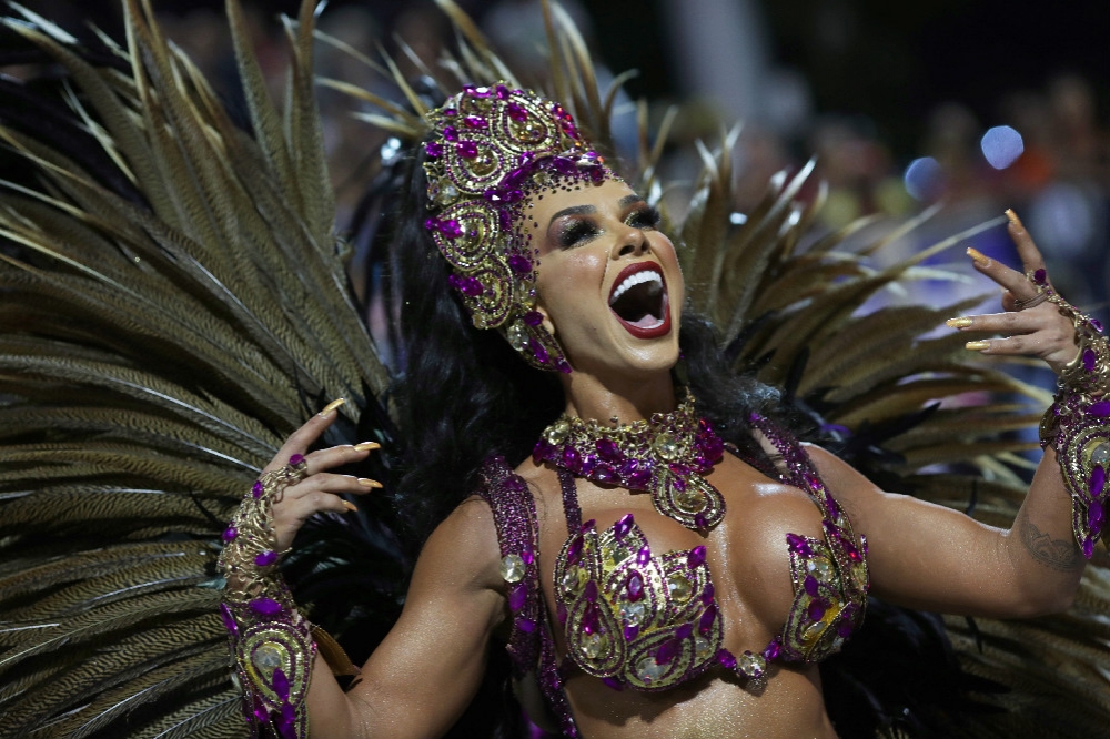巴西年度最盛大的「嘉年華遊行」登場。（湯森路透）