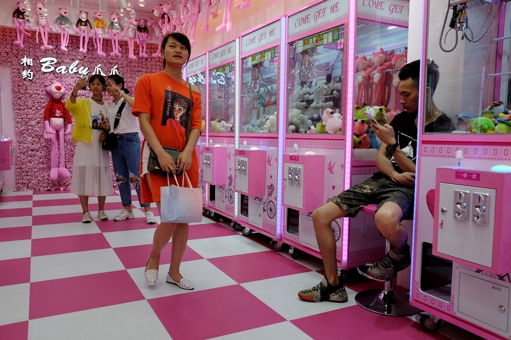 中國廣東的一處夾娃娃商店資料照。（湯森路透）
