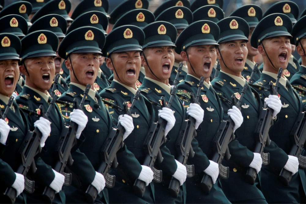 解放軍方陣通過北京天安門廣場，圖為2019年中共建政70週年資料照。（湯森路透）