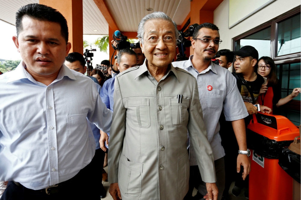 高齡94歲、現任馬來西亞首相馬哈迪（中）24日證實辭去現職。（湯森路透）
