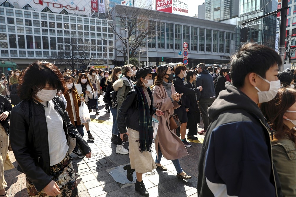 截至25日中午為止，日本境內共159起確診病例，圖為東京街頭。（湯森路透）