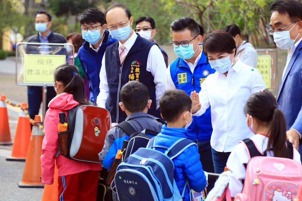 台中市長盧秀燕前往仁美國小關心開學日防疫情形。（楊文琳攝）