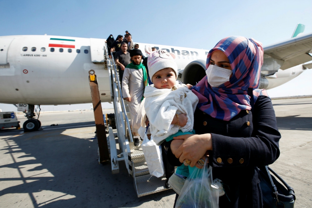 搭乘伊朗航空客機返回伊拉克的乘客，讓當地海關人員相當緊張。（湯森路透）