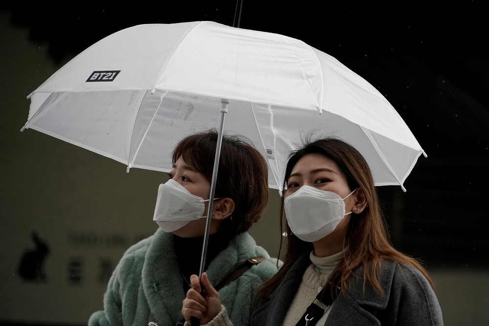 南韓武漢肺炎疫情大爆發，中央疫情指揮中心24日將旅遊警示提升至第三級。（湯森路透）