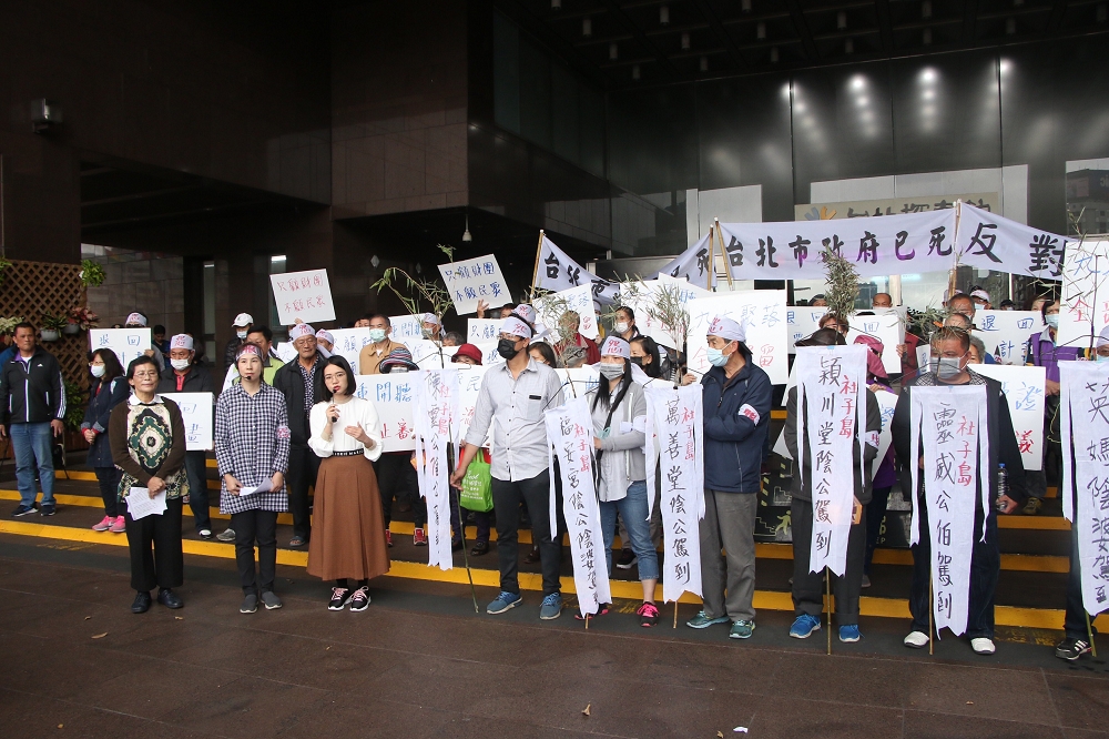 社子島自救會27日赴北市府門口抗議，反對社子島區段徵收。（王侑聖攝）