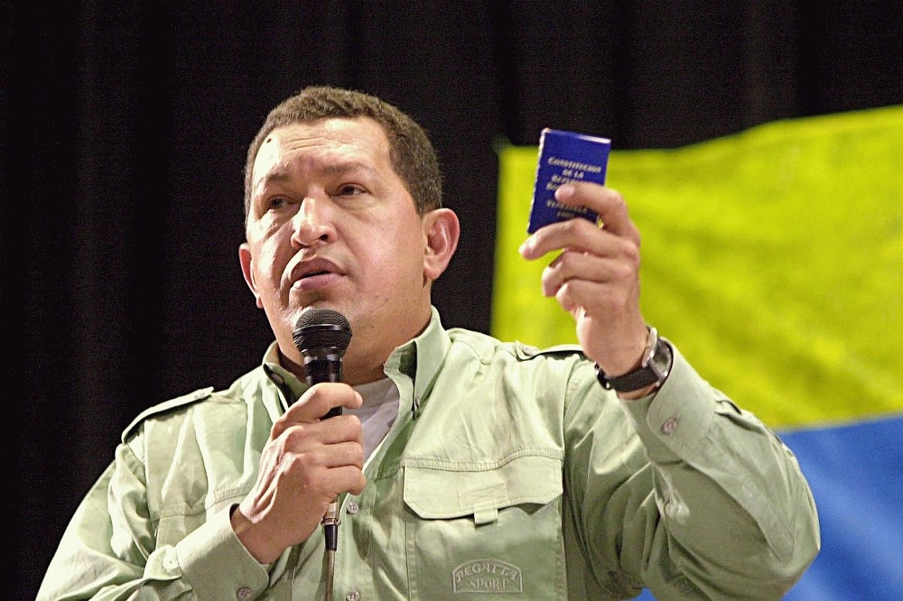 2007 年，面對學生群眾的抗議，前委內瑞拉總統查維茲與他的支持者也使出專制政權慣用的伎倆，聲稱那些學生都是美國中情局派來的特務。（維基百科）