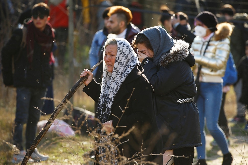 28日在希臘邊境前聚集的移民。（湯森路透）