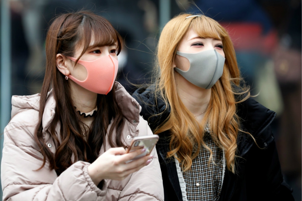 為防範新型肺炎傳染，日本民眾也開始戴起口罩防疫。（湯森路透）