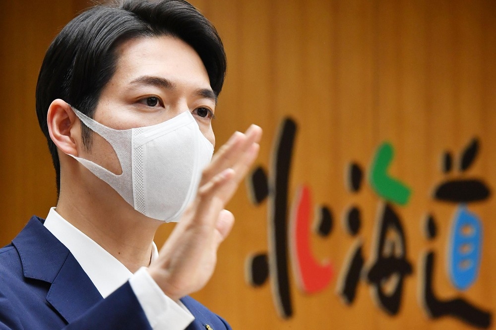 北海道知事鈴木直道率先在2月26日宣布停課一周，早日本中央一步。（湯森路透）