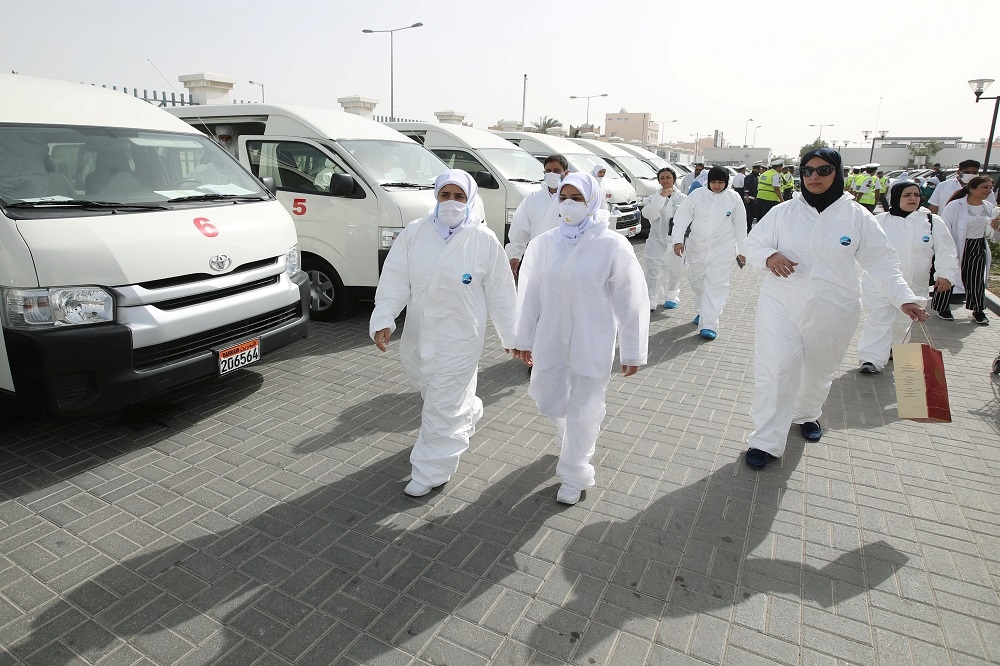 中東國家巴林醫護人員，前往疑似確診病患的住處進行檢疫工作。（湯森路透）