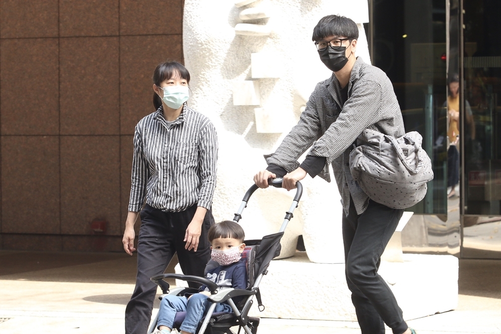 因應武漢肺炎疫情，街上民眾紛紛戴上了口罩（資料照片／王侑聖攝）