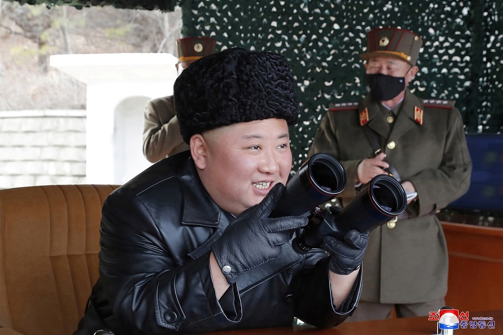 北韓領導人金正恩視察朝鮮人民軍軍演。（湯森路透）