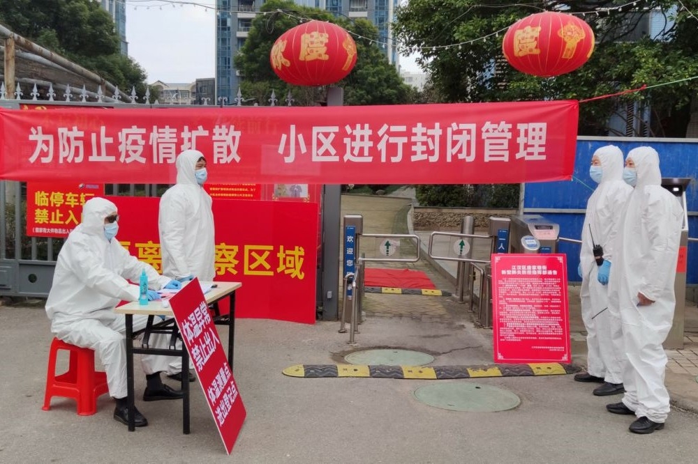 中國湖北省武漢市的防疫小區封閉入口。（湯森路透）