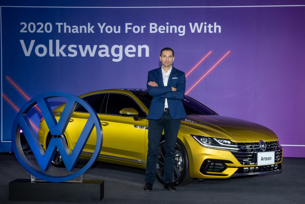 台灣福斯汽車總裁 安士杰(Sacha Askidjian)和旗艦四門斜背轎跑車Arteon。（Volkswagen提供）