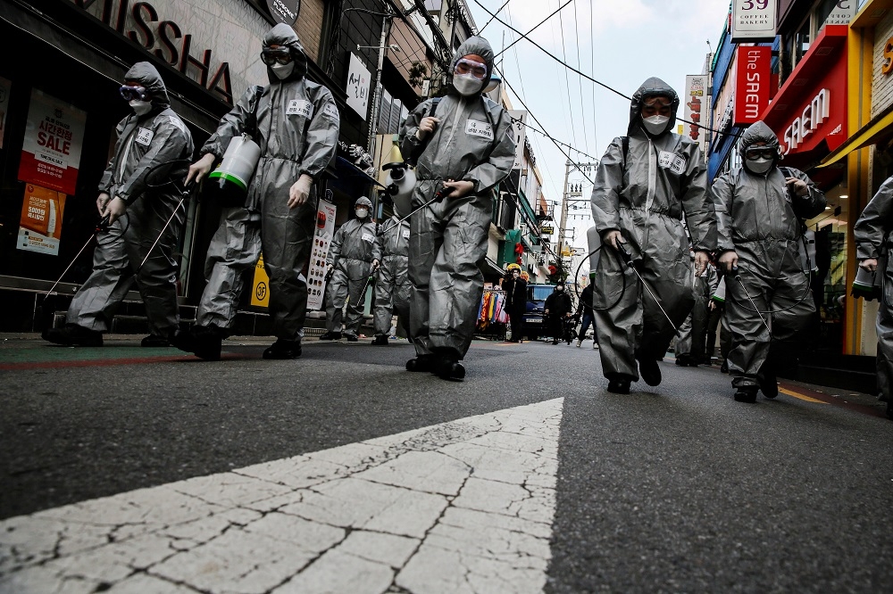 南韓出動軍方對首爾街頭進行消毒措施。（湯森路透）