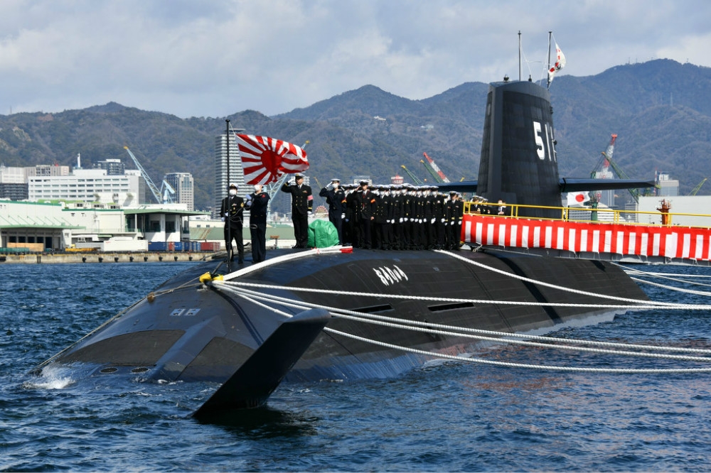 日本新型「凰龍號」潛艦5日編列服役，列席官兵全數戴上口罩防疫。（圖片自日本海上自衛隊）