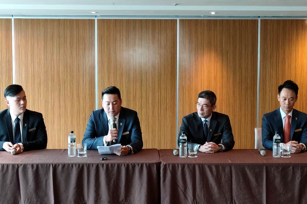 麗緻餐旅集團副總羅明威（左二）6日宣布台中亞緻大飯店8日停止營業。（楊文琳攝）