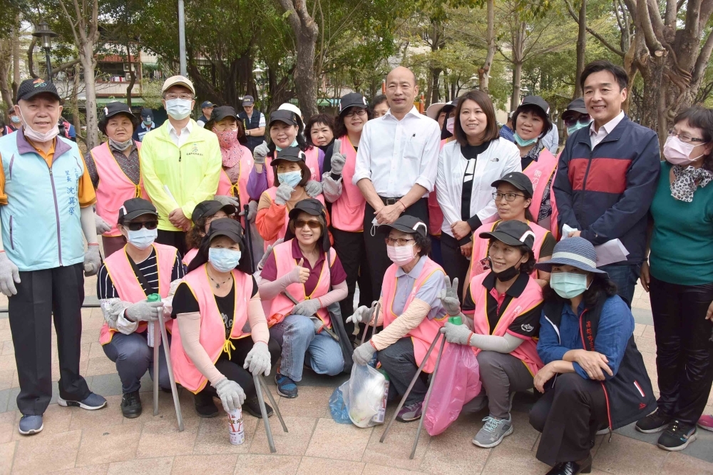 高雄市長韓國瑜與防疫志工媽媽們合照。（高雄市政府提供）