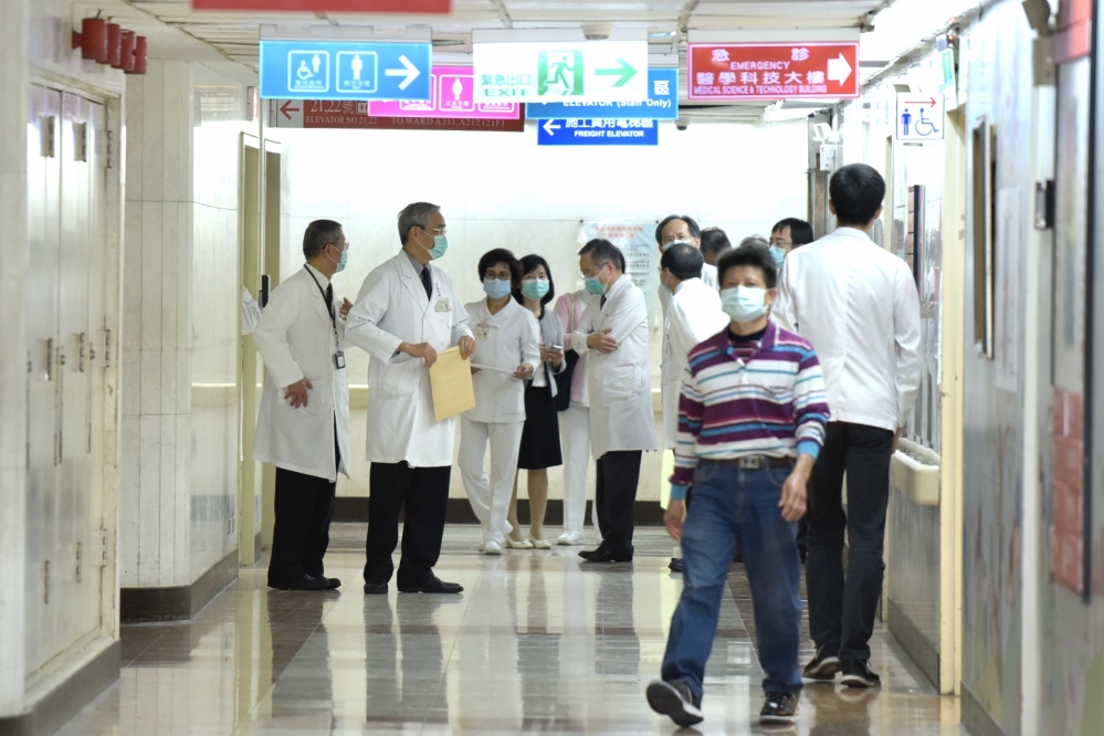台北榮總9日起修改探病次數至1天1次，民眾進醫院須出示證件供檢視旅遊史。（資料照片／張哲偉攝）