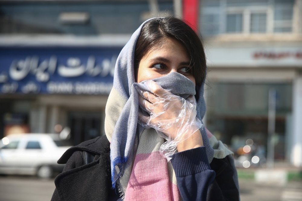 新冠肺炎疫情再度重挫伊朗政府的支持度。（湯森路透）