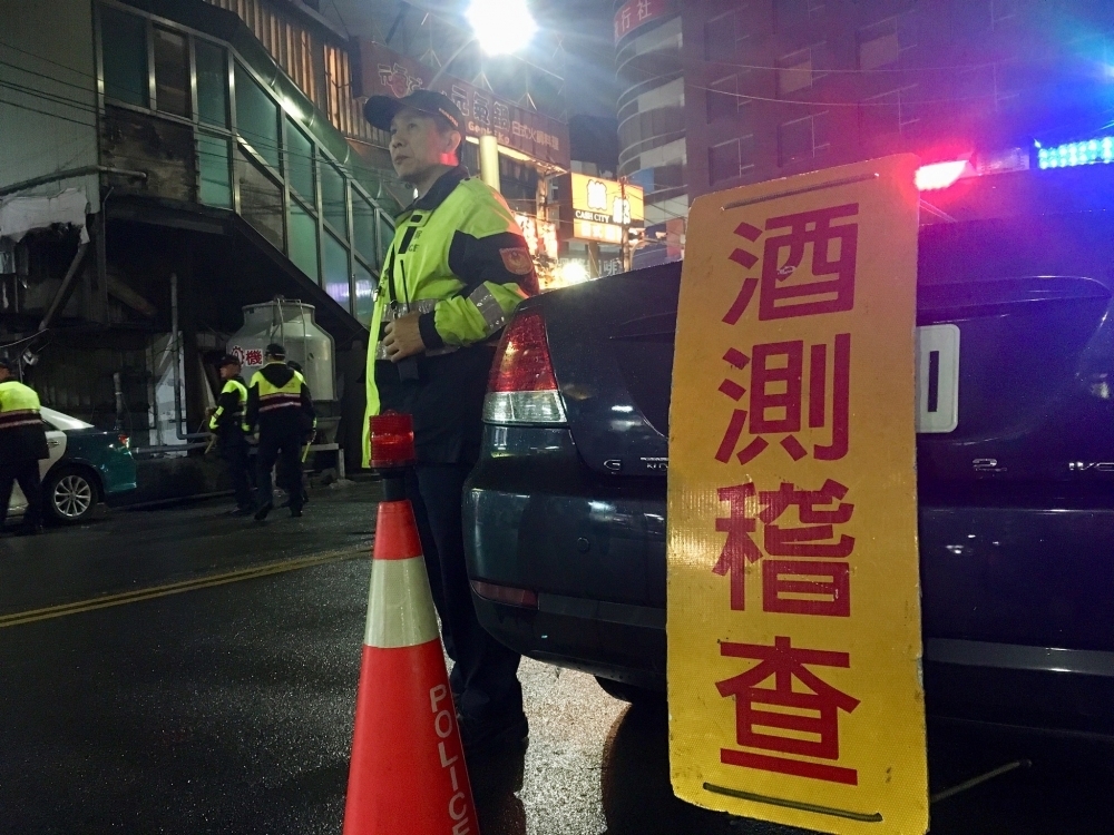 員警在執行酒駕勤務，受測者若是武漢肺炎帶源者，其飛沫不慎飛濺在執勤員警身上，或殘存於儀器之中，都可能造成擴散感染。（資料照片／張哲偉攝）