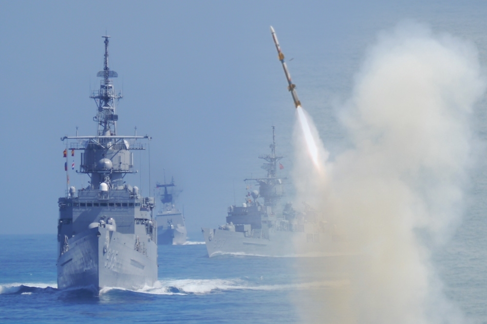 據指出，海劍二以及海劍羚飛彈系統已安排今年內登上高雄艦進行驗證，其中海劍二也將裝入MK41垂直發射系進行測評。（合成畫面／朱明攝、oursogo.com）
