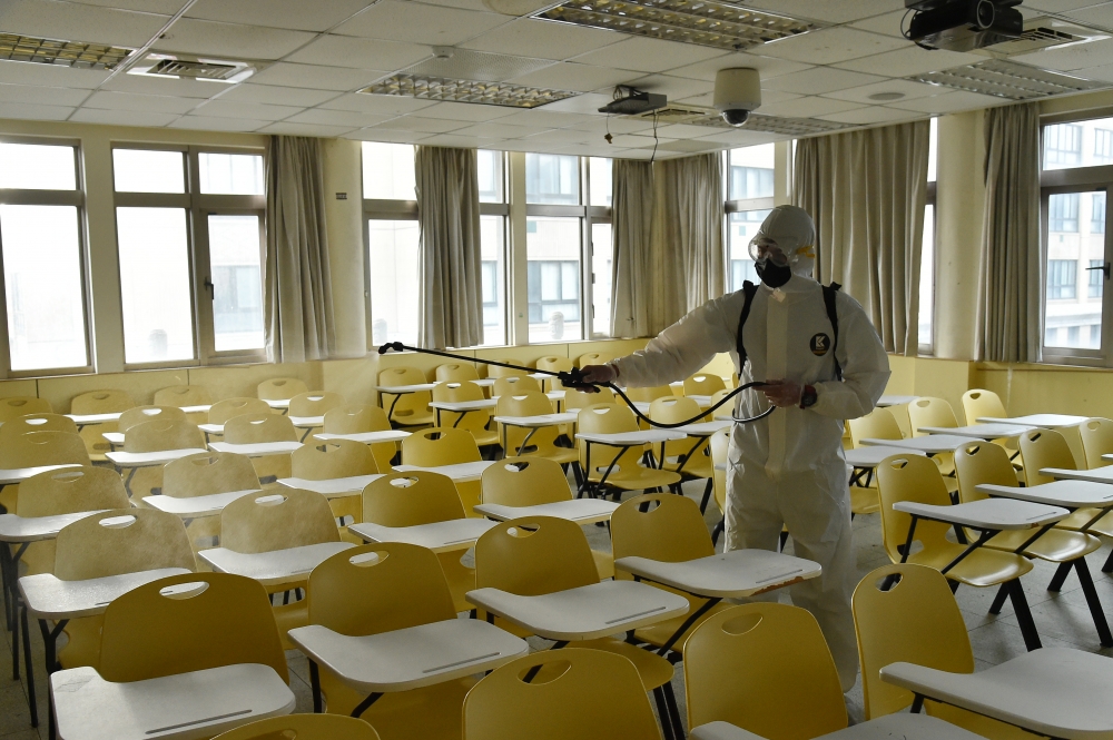 文大9日請專業消毒業者到校消毒兩間教室，以確保師生上課環境安全無虞。（文大提供）