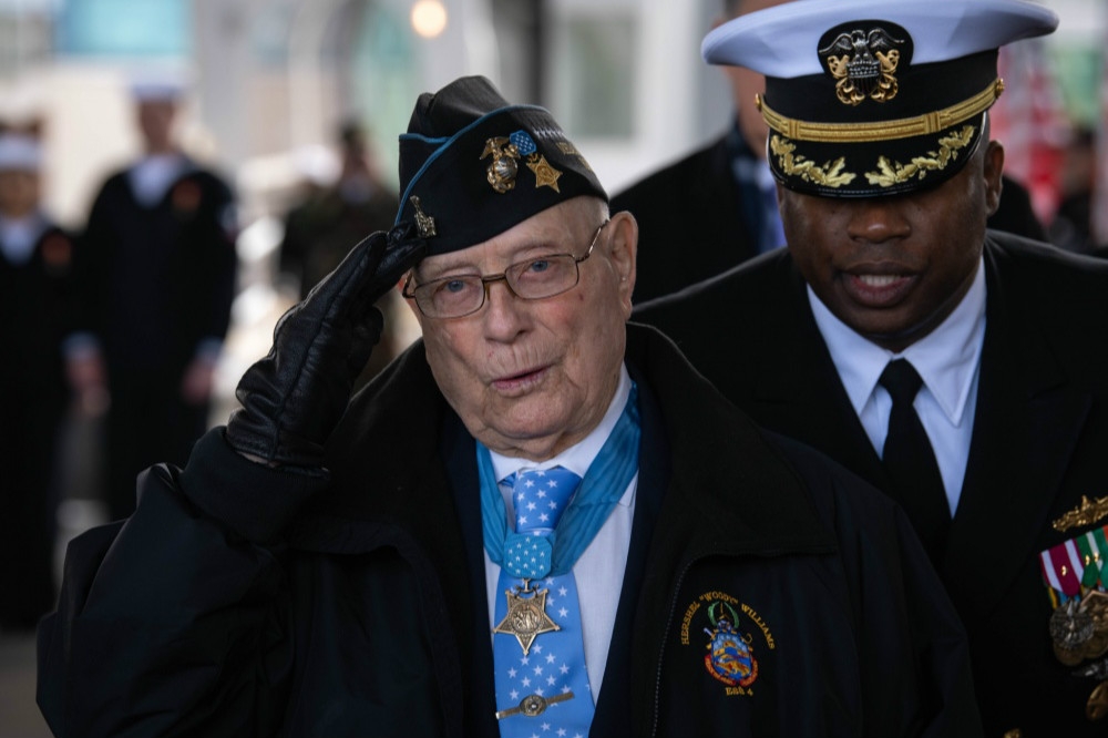 高齡96歲的榮譽勳章得主、硫磺島戰役老兵威廉斯。（圖片取自美國海軍）