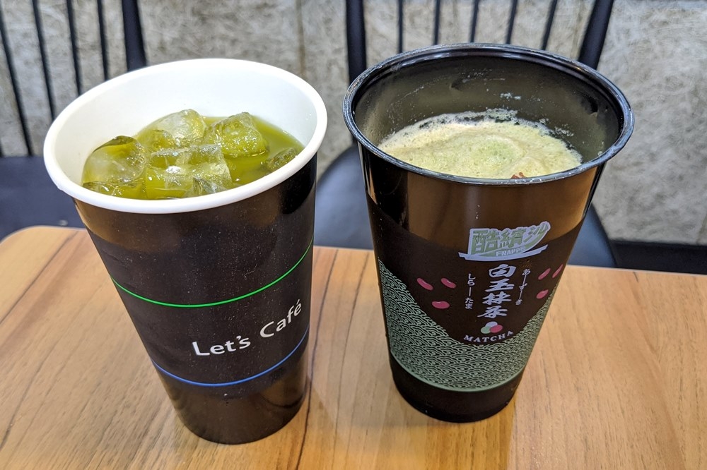 辻利白桃抹茶、白玉抹茶紅豆酷繽沙。（林冠伶 攝）