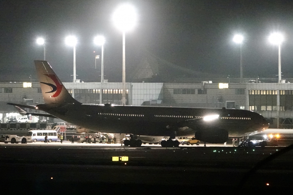東方航空在11日清晨4點08分安抵台灣。（張哲偉攝）