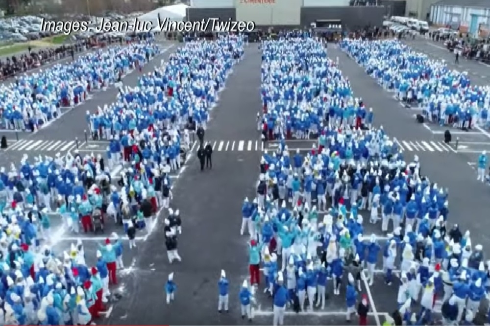 比利時卡通《藍色小精靈》角色在法國受到歡迎，但在武漢肺炎疫情延燒之祭，Cosplay集會人數竟創下共3549人參加的最高紀錄。（取自Youtube）