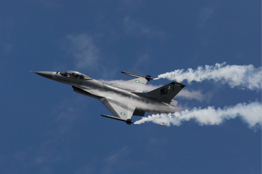 一架巴基斯坦現役F-16戰機進行飛行表演。（湯森路透）