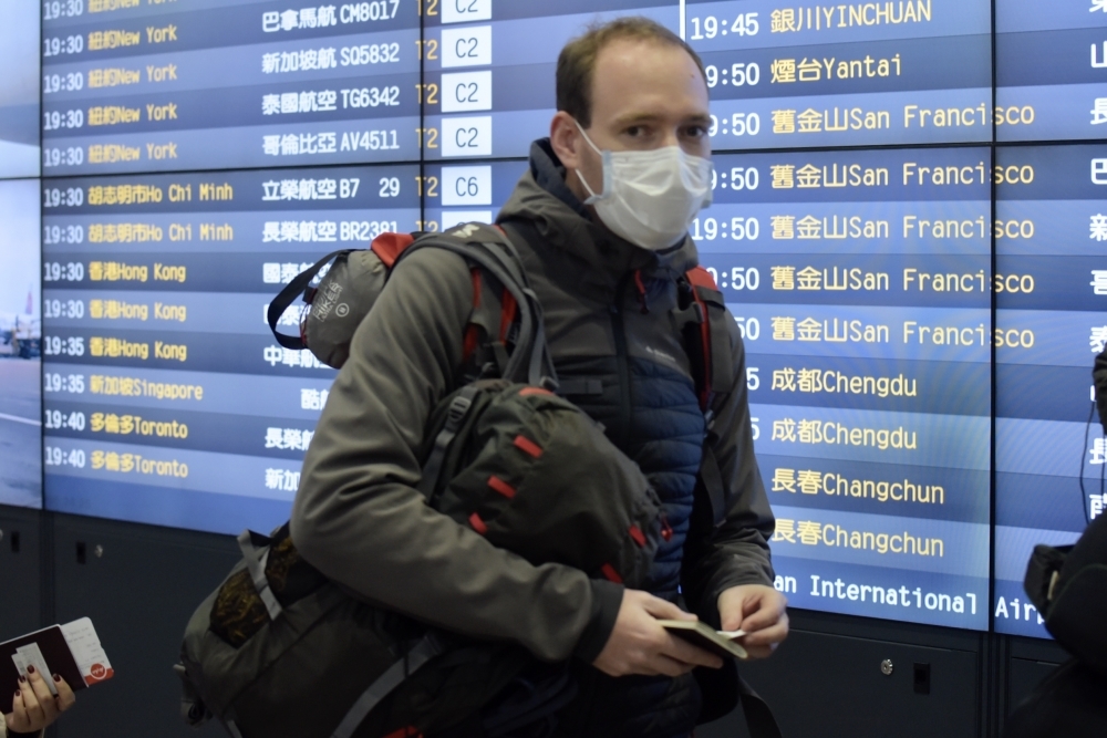 受武漢肺炎疫情影響，潛艦國造IDS計畫的外籍顧問竟遭旅館拒收，差點讓IDS建造案進度開天窗；圖為外籍人士入境示意圖。（資料照片／張哲偉攝）