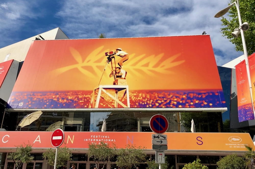 2019坎城影展時的主場館節慶宮（2019 ©plb06 , Cannes - Festival du Film 2019 @ Flickr, CC BY-SA 2.0.）