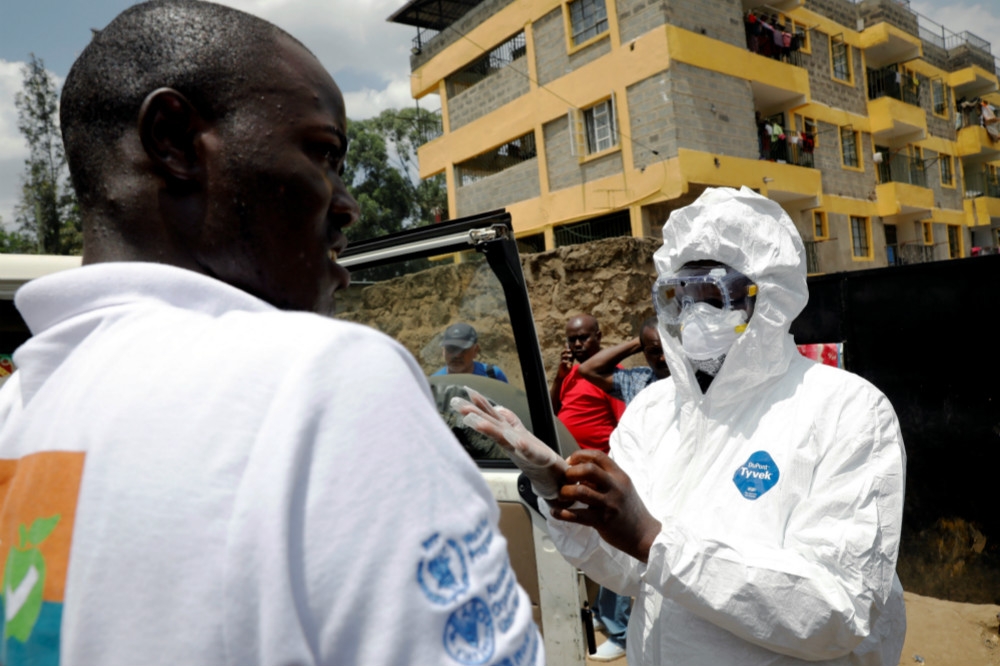 肯亞防疫人員進入社區展開全面消毒。（湯森路透）