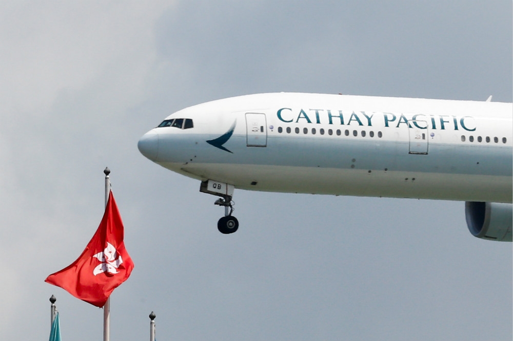 一架國泰航空777型客機準備降落香港機場。（湯森路透）