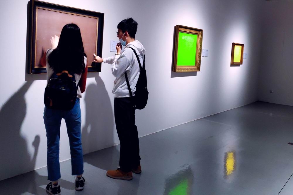 國美館展覽歡迎參觀者對作品又摸又聞。（楊文琳攝）