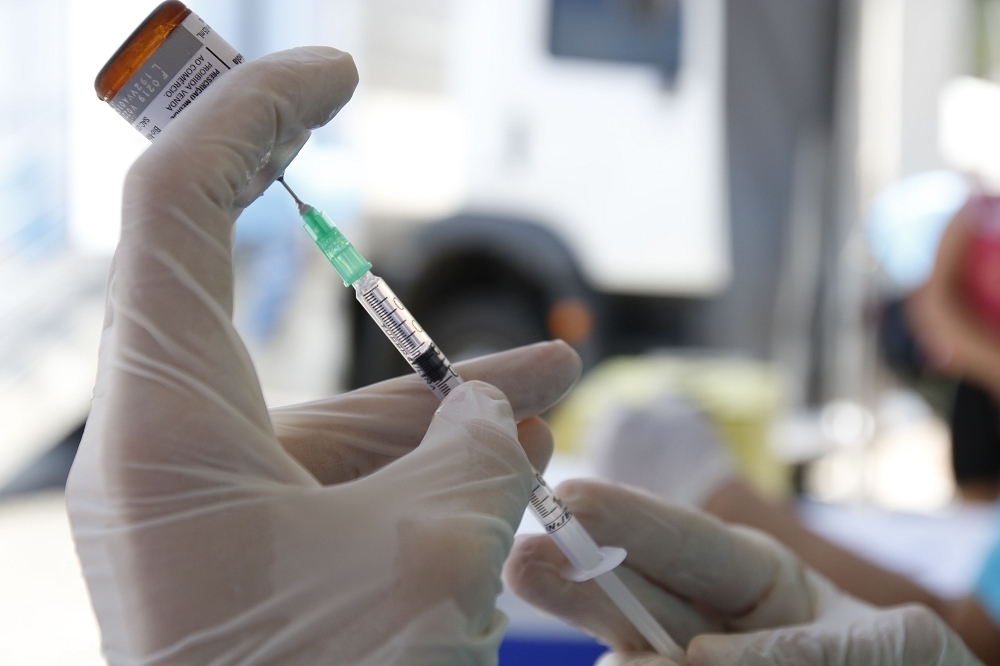 蘇一峰醫師在臉書指出，美國開始施打新冠病毒疫苗，此疫苗沒有經過動物實驗，直接進行臨床實驗。(湯森路透)