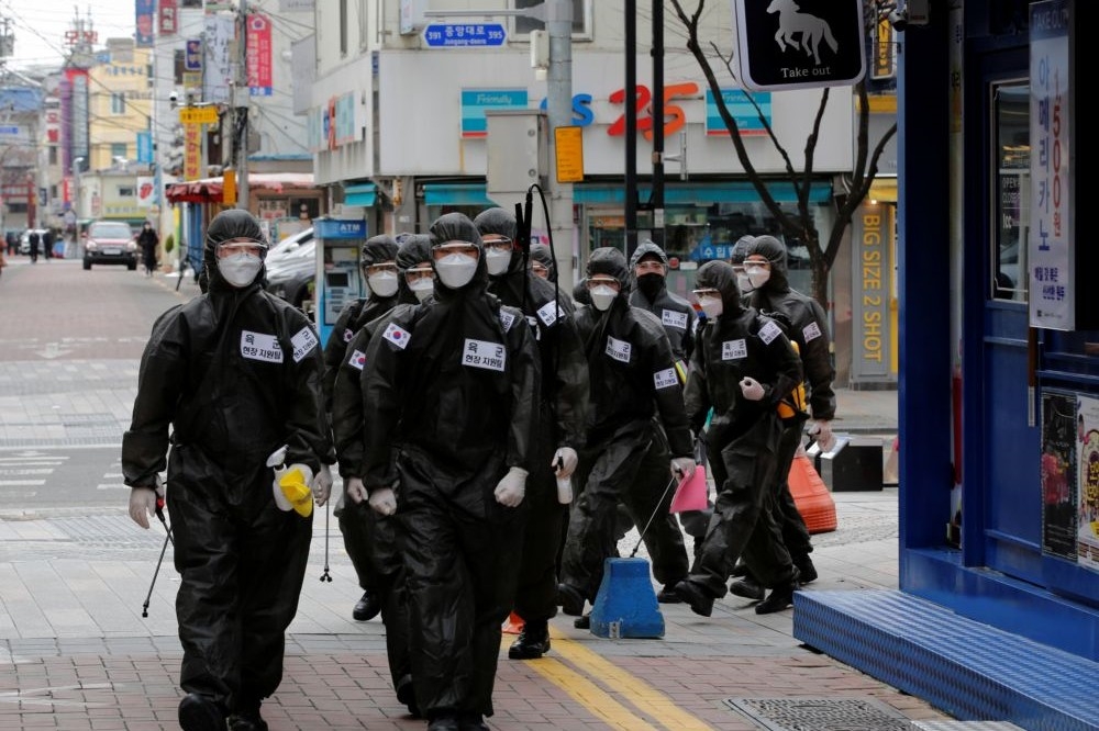 南韓各地仍爆發小規模群聚感染。（湯森路透）