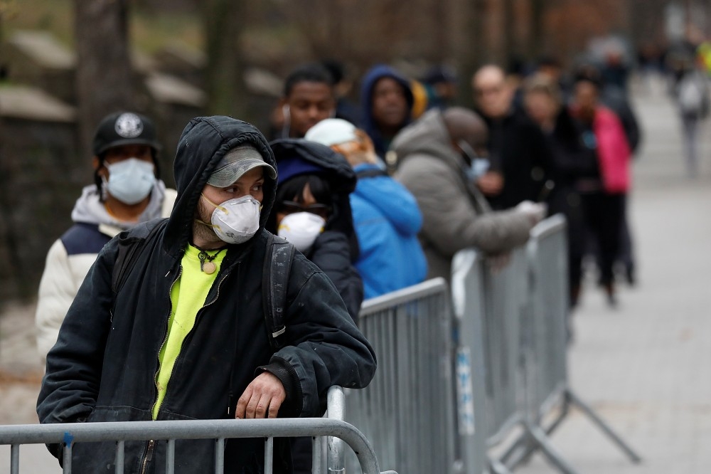 紐約民眾等待肺炎檢疫。（湯森路透）