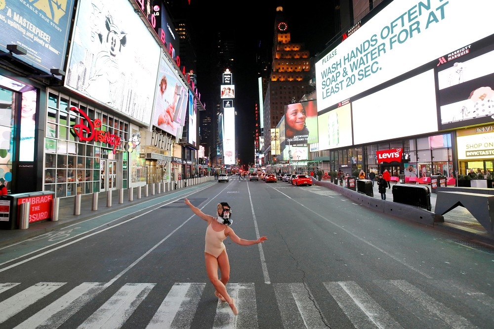 芭蕾舞者在美國時報廣場人行道上跳舞。（湯森路透）