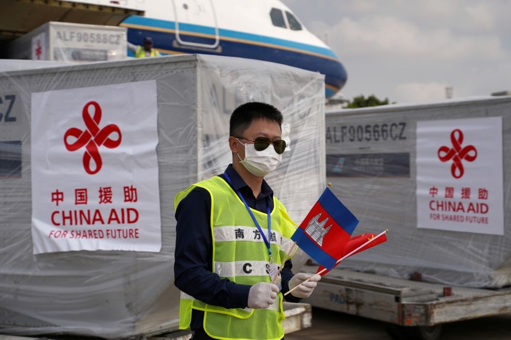 中國捐贈給柬埔寨的防疫救援物資。（湯森路透）