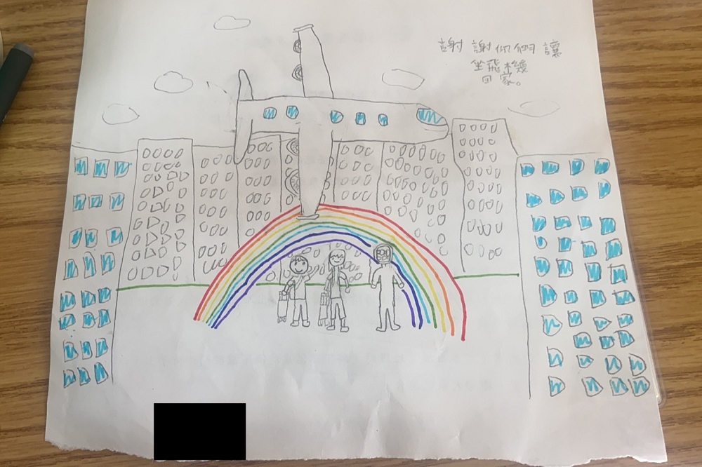 其中一名包機返台孩童畫下飛機和彩虹，感謝政府讓他們能坐飛機回家。（徐正文提供）