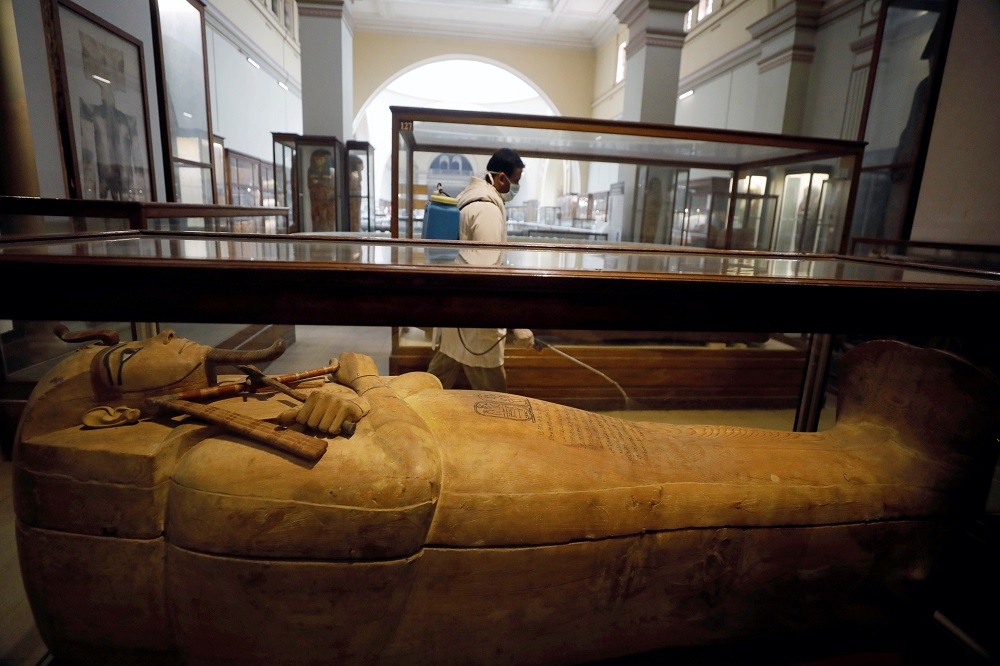 埃及博物館（Egyptian Museum）內衛生人員正進行消毒工作。（湯森路透）