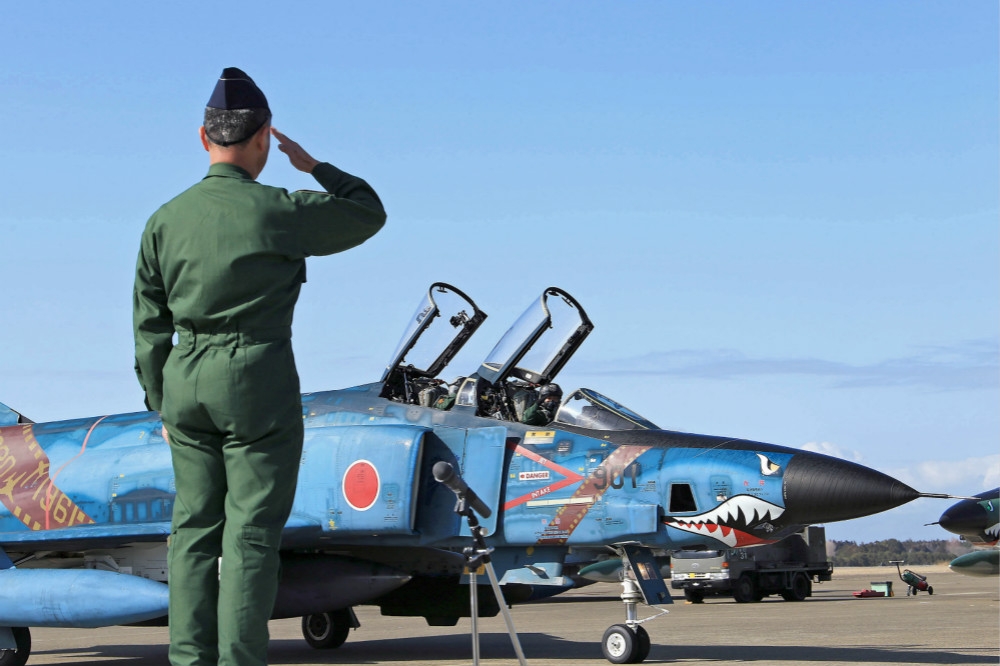 自衛隊軍官向即將退役的RF-4偵察機敬禮。（圖片取自日本航空自衛隊）