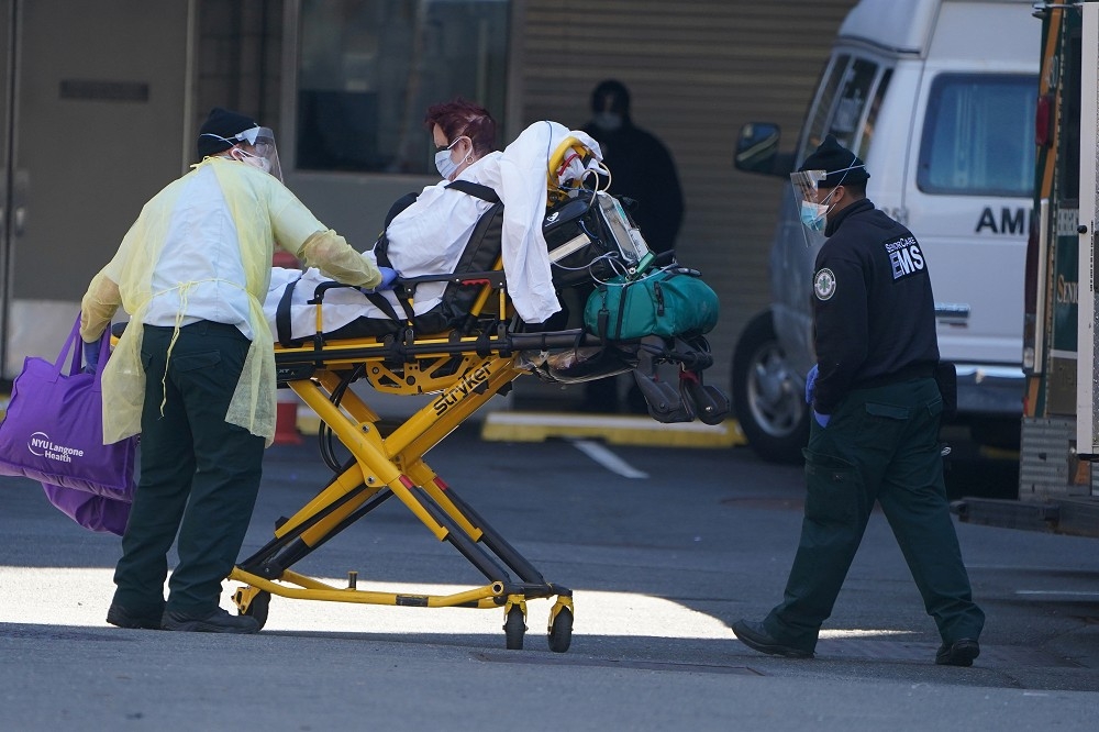 美國紐約單日新增100人死亡，醫護人力與資源持續吃緊。（湯森路透）